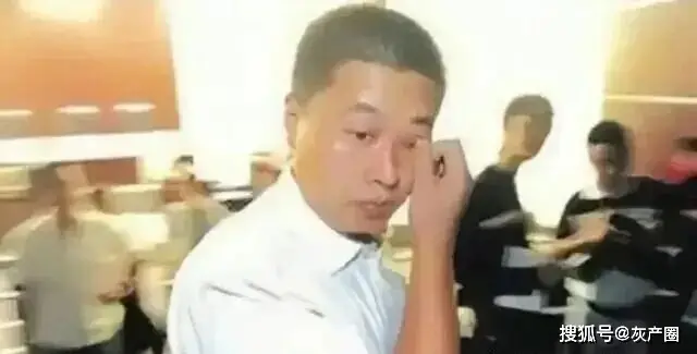 “不是你撞的，干嘛去扶”的法官：十七年后，各方煎熬的人生