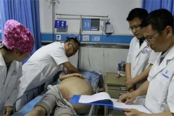 多年前山东男孩被工友开玩笑,用高压泵往体内充气,五脏严重损坏