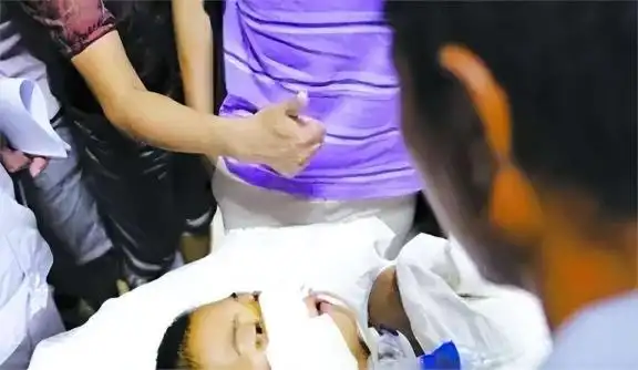 多年前山东男孩被工友开玩笑,用高压泵往体内充气,五脏严重损坏