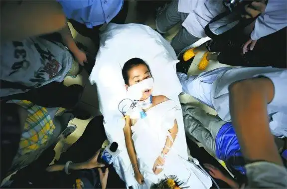 多年前山东男孩被工友开玩笑,用高压泵往体内充气,五脏严重损坏