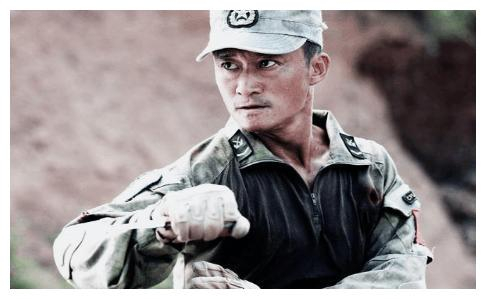 他才是《战狼》中真正的特种兵，1.5米身高，连吴京都退让三分