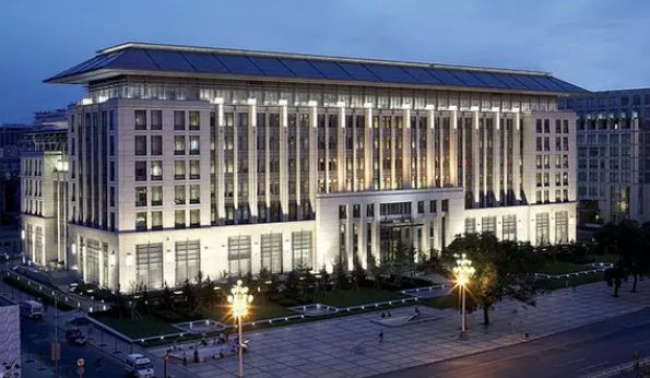 他是建国以来潜逃级别最高的贪官:至今还未落网,逃跑方式成了谜