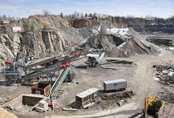 他是建国以来潜逃级别最高的贪官:至今还未落网,逃跑方式成了谜