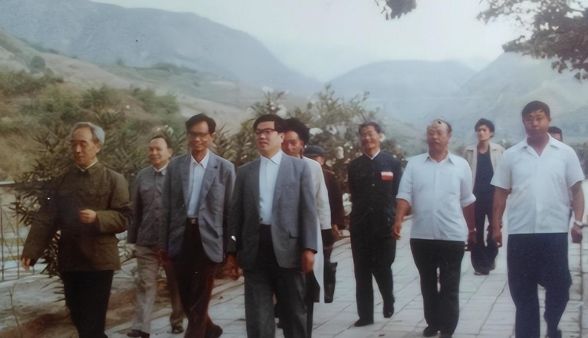 他是建国以来潜逃级别最高的贪官:至今还未落网,逃跑方式成了谜