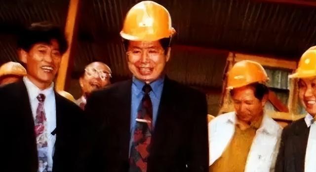 他是建国以来潜逃级别最高的贪官:至今还未落网,逃跑方式成了谜