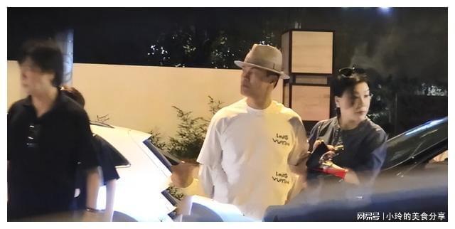 吕良伟夫妇与友聚餐，富豪妻子扶他过马路，罕露面气质神似周海媚