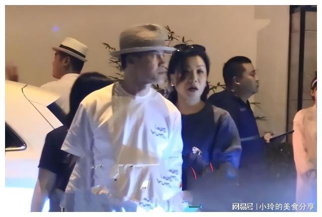 吕良伟夫妇与友聚餐，富豪妻子扶他过马路，罕露面气质神似周海媚