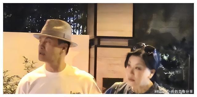 吕良伟夫妇与友聚餐，富豪妻子扶他过马路，罕露面气质神似周海媚