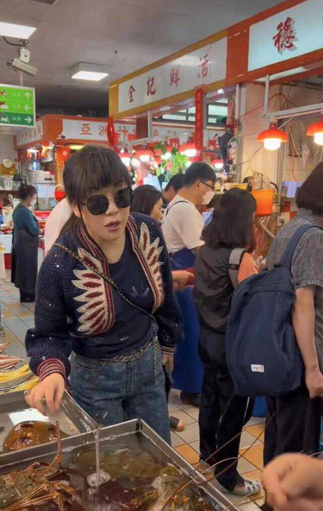 TVB知名老戏骨身价超十亿，接地气与妻子吃大排档逛市场