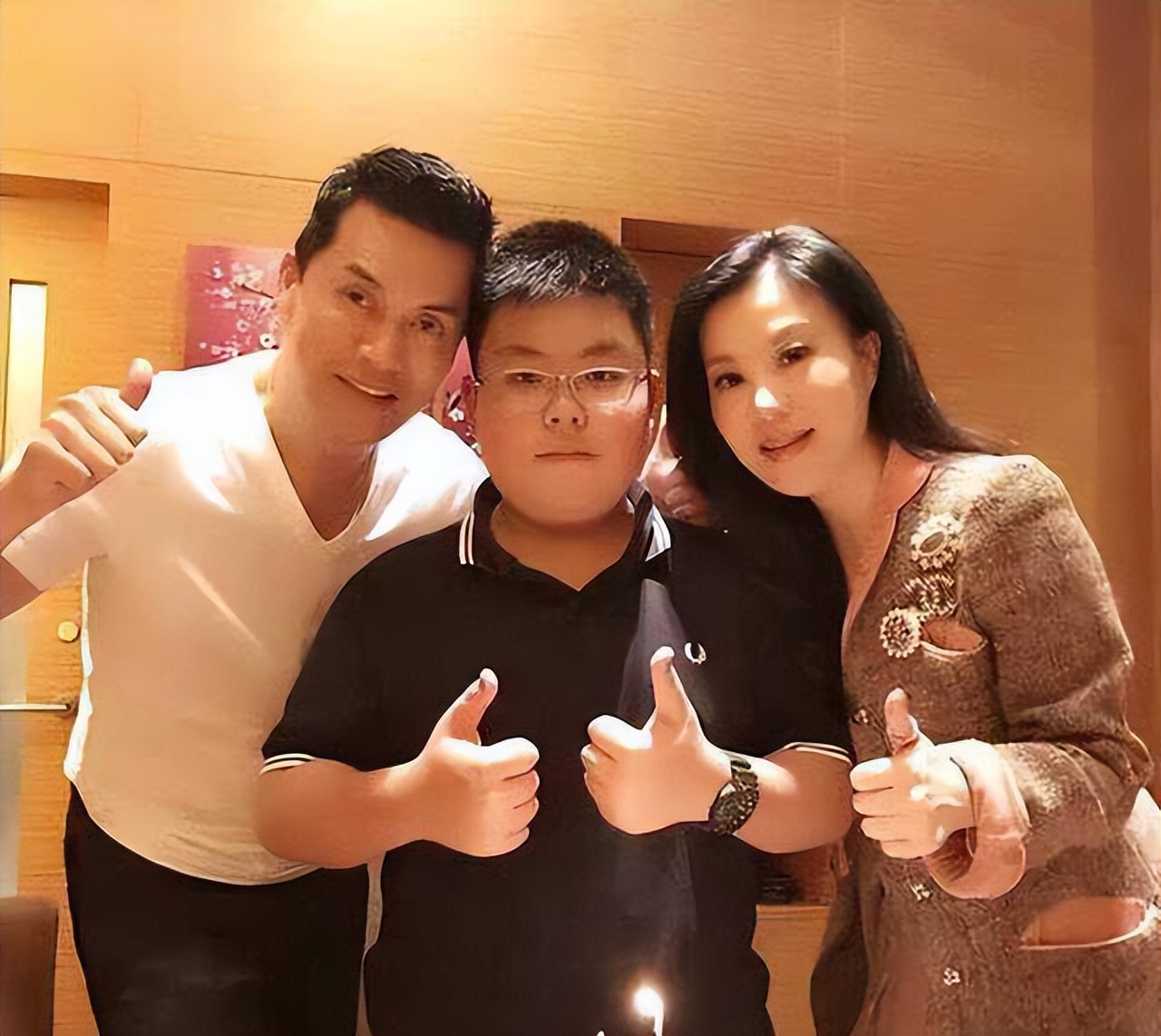 TVB知名老戏骨身价超十亿，接地气与妻子吃大排档逛市场