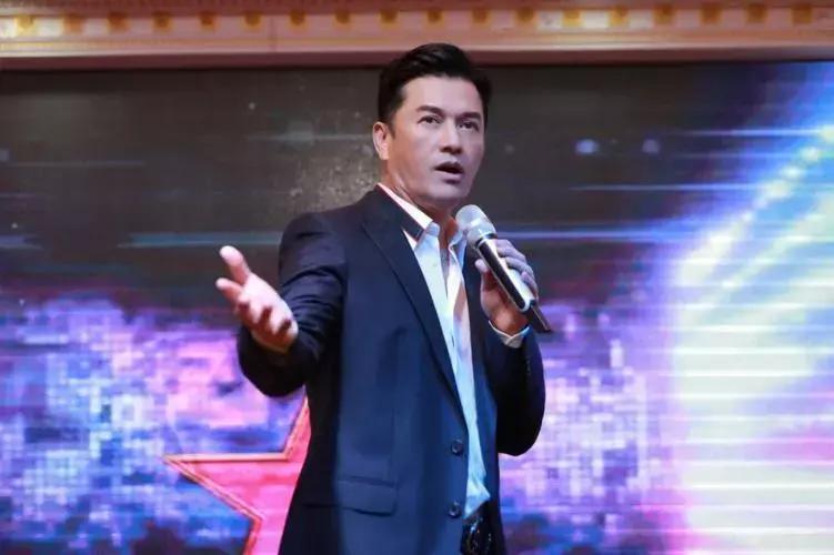 TVB知名老戏骨身价超十亿，接地气与妻子吃大排档逛市场