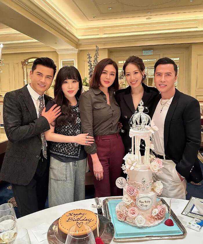 TVB知名老戏骨身价超十亿，接地气与妻子吃大排档逛市场