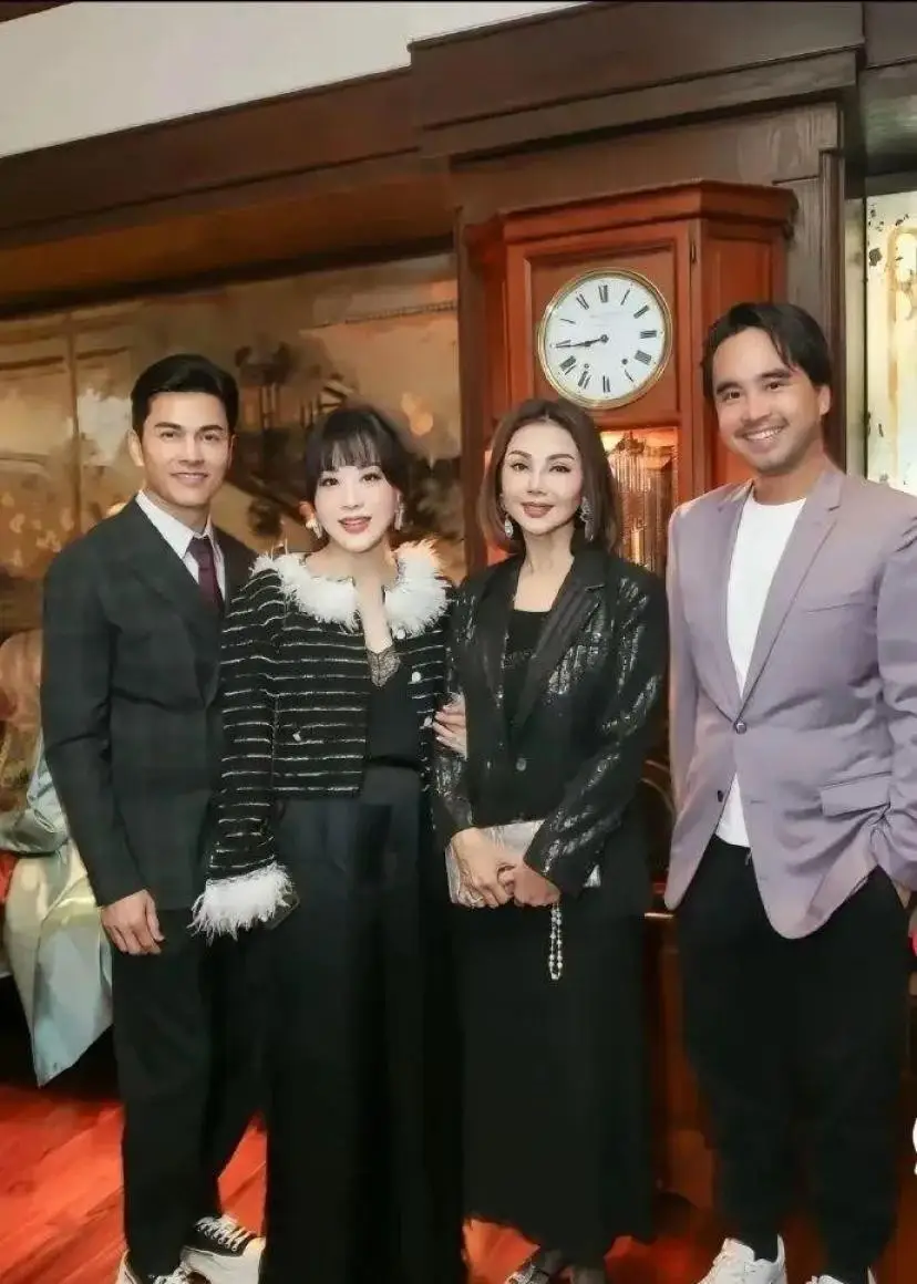 69岁吕良伟携54岁妻子赴宴,冻龄夫妻似30岁,羡煞旁人