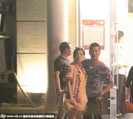 59岁吕良伟携娇妻共进晚餐 大方搂抱秀恩爱(图)