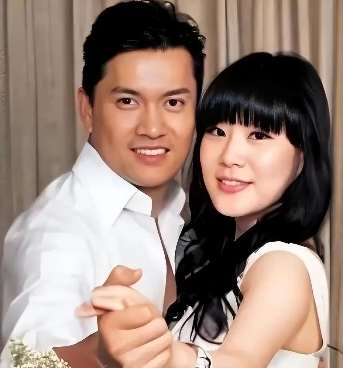 69岁吕良伟携54岁爱妻赴宴 冻龄夫妻似30岁羡煞旁人