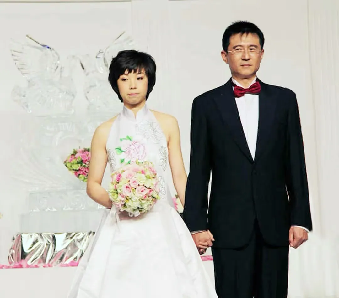乒乓球“女魔头”张怡宁老公，竟是女星袁立前男友？这个男人宠了袁立