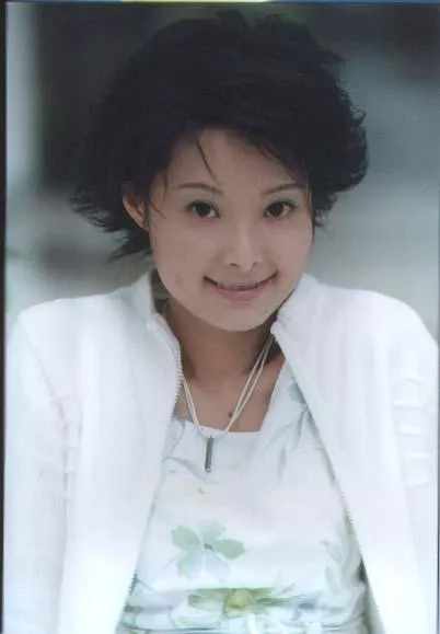 1993年，32岁的富商徐威对20岁的女学生袁立一见钟情，并砸下