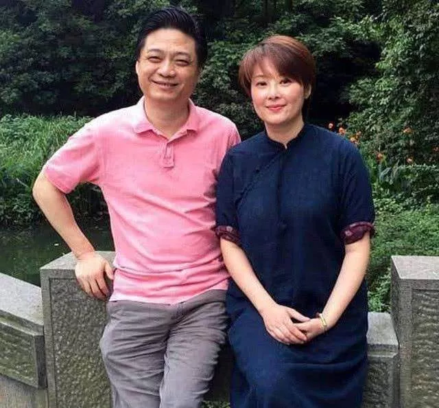 1993年，32岁的富商徐威对20岁的女学生袁立一见钟情，并砸下