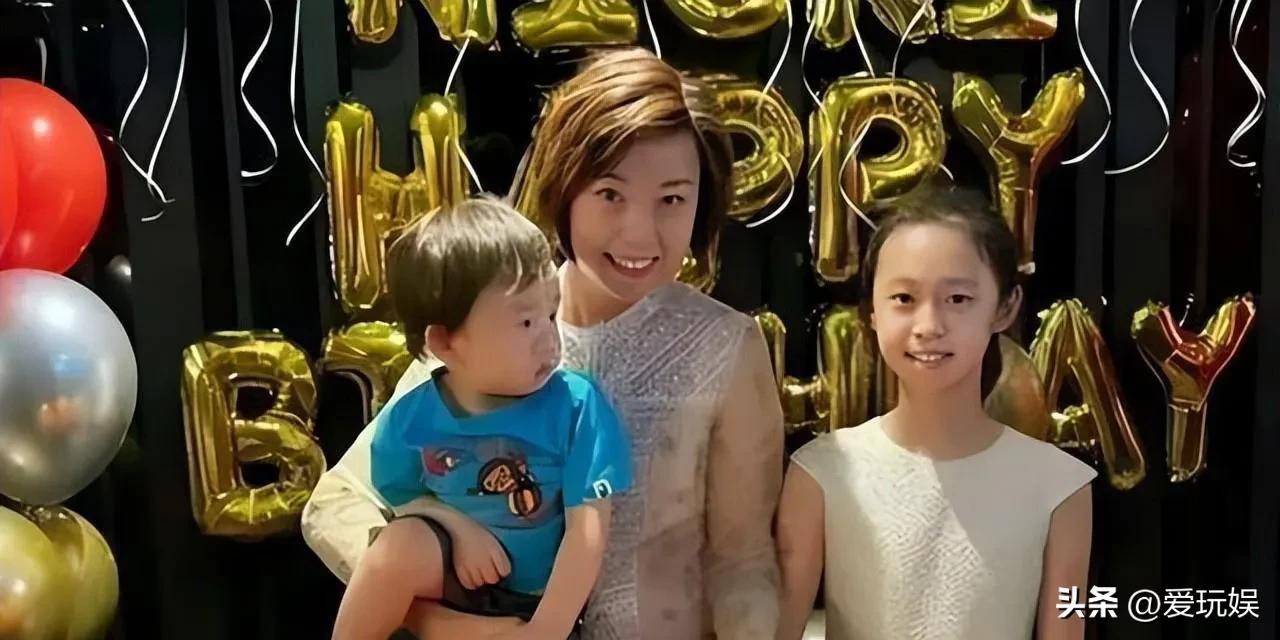 直到看清袁立如今的处境,才明白徐威的“离开”有多精明