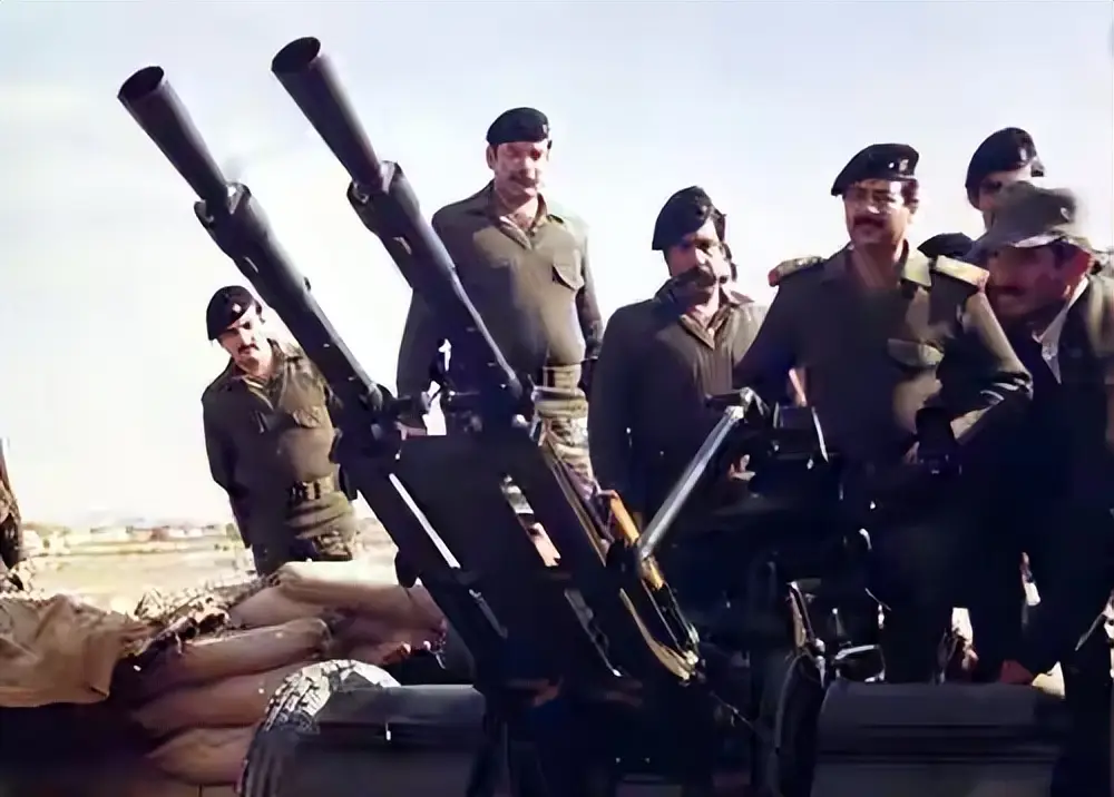 萨达姆受刑前一直摸胡子,大家以为他是害怕,唯独他女儿明白是暗号