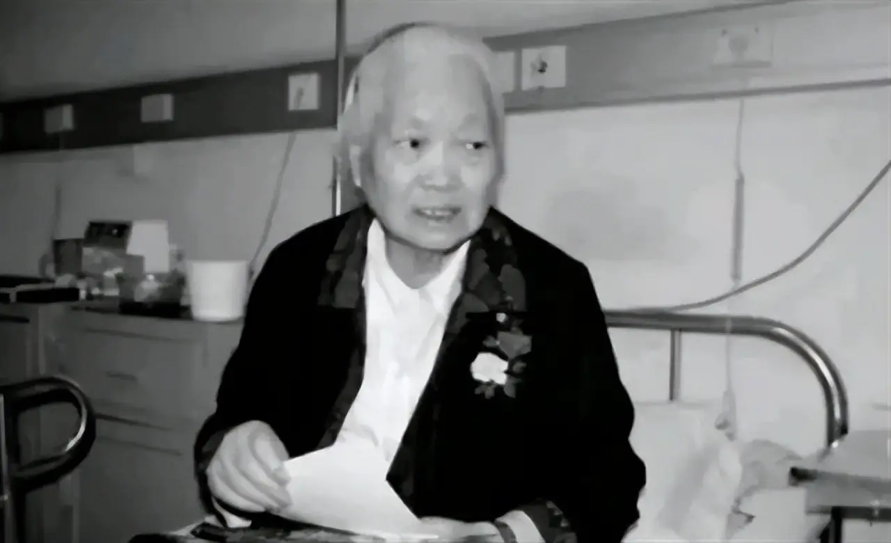 陈乔年牺牲后66年后女儿被找到，在墓碑前痛哭：爸，我来看您了