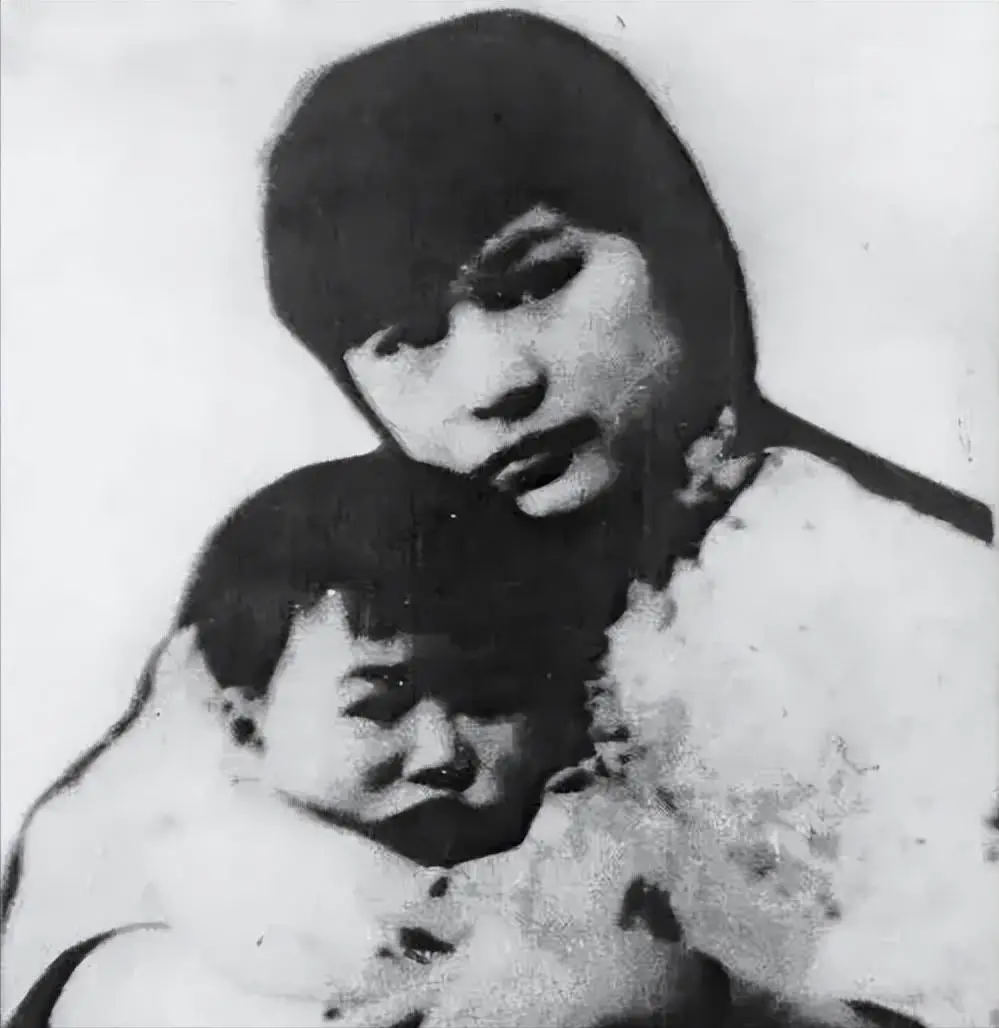 陈乔年牺牲后66年后女儿被找到，在墓碑前痛哭：爸，我来看您了