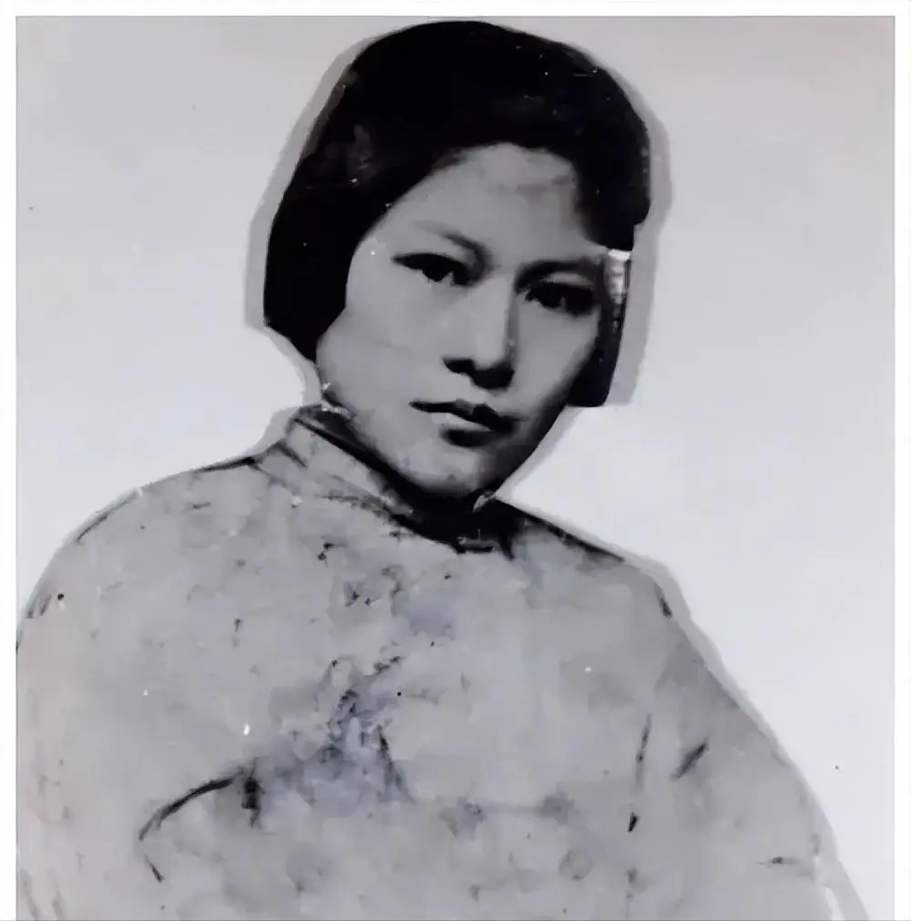 陈乔年牺牲后66年后女儿被找到，在墓碑前痛哭：爸，我来看您了