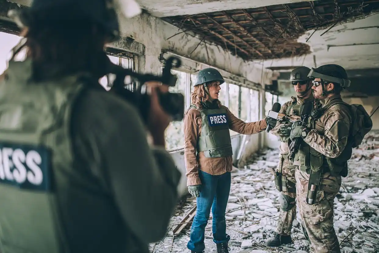 战地记者的抉择：镜头下的良知与特朗普的“边界恢复论”