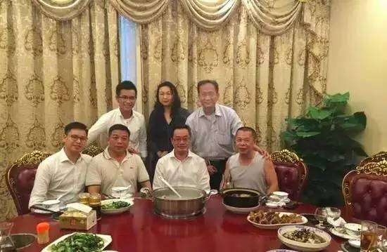 这只被端上餐桌的中华白海豚，让“吃货”这个词浸满了鲜血