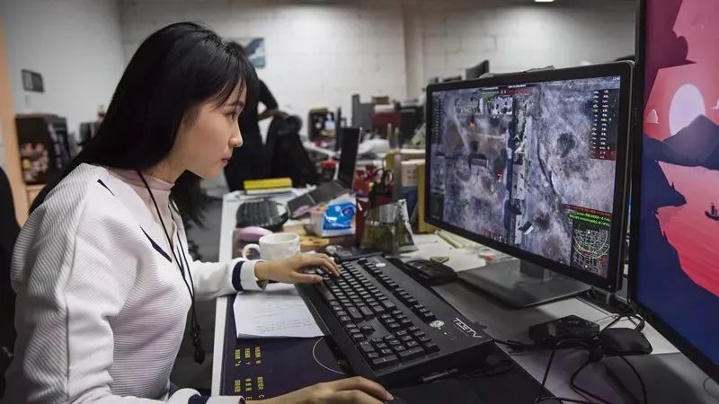 “鉴黄师”到底是怎样的职业？每天上班“看片”还有工资拿？