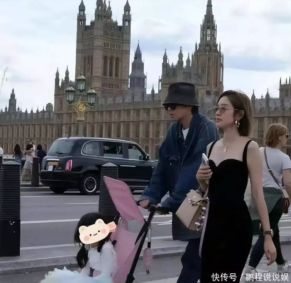 唐艺昕豪宅里庆中秋！穿粉裙拿花指月美成仙，张若昀全程配合拍照