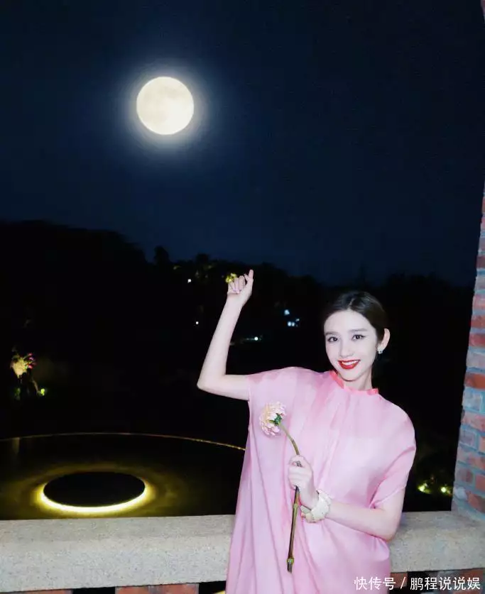唐艺昕豪宅里庆中秋！穿粉裙拿花指月美成仙，张若昀全程配合拍照