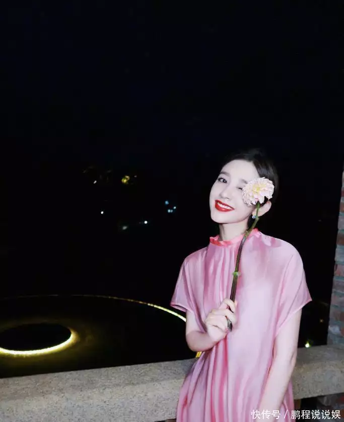 唐艺昕豪宅里庆中秋！穿粉裙拿花指月美成仙，张若昀全程配合拍照