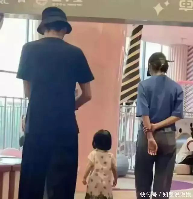 张若昀推娃车被偶遇,唐艺昕优雅辣妈形象,夫妻同心打破离婚传闻