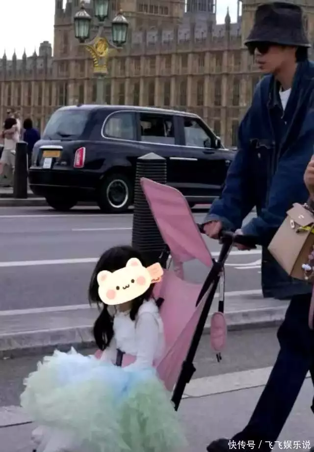 张若昀一家三口伦敦过六一！唐艺昕短发气质绝佳！现场似大片拍摄