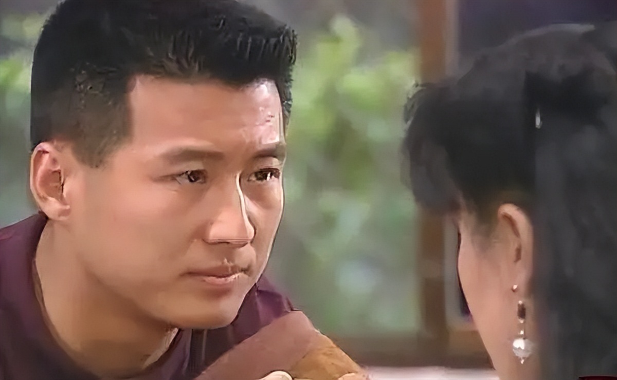 61岁港星内地工地开挖掘机,已被封杀多年,母亲仍住养老院8人间