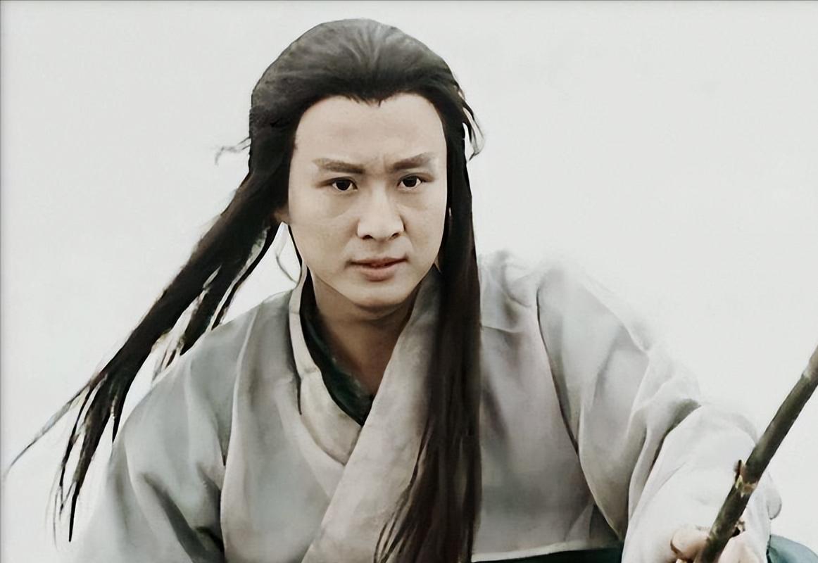 61岁港星内地工地开挖掘机,已被封杀多年,母亲仍住养老院8人间