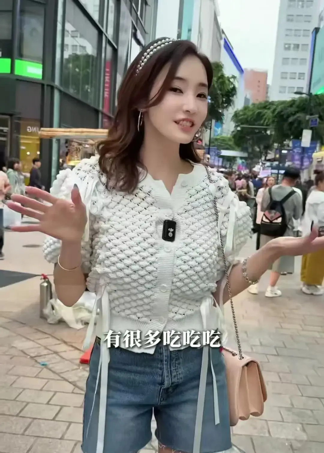 44岁韩彩英在明洞逛街，身材保持很好，全程用中文交流