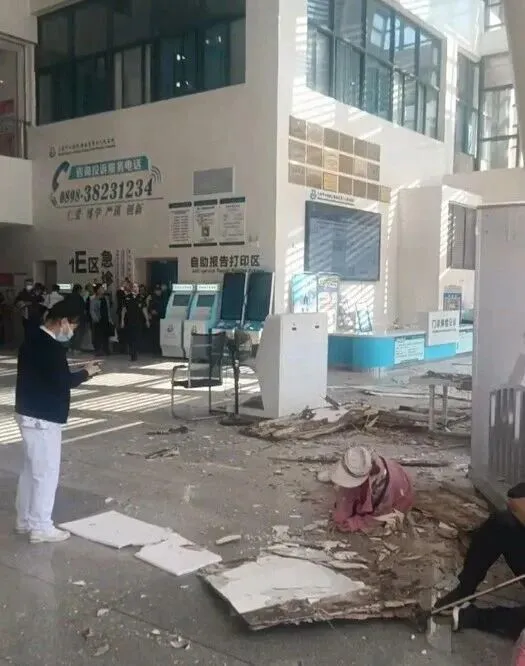 早读 | 10级大风+扬沙！5.2级地震！医院吊顶掉落！莫言来天津！海底捞报警！突发山火！知名女星道歉！两央企重组！