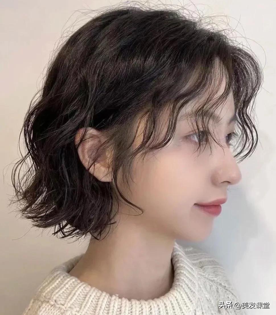 2025短发掀起了“翘头烫发”的潮流，可盐可甜，非常减龄显年轻