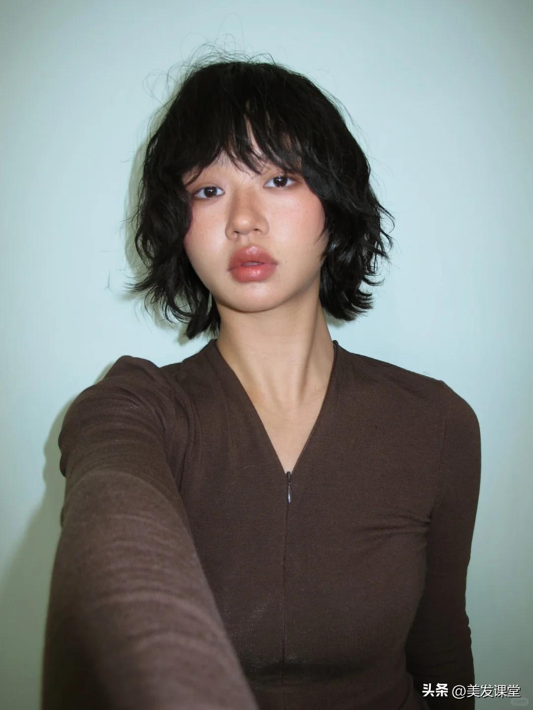 2025短发掀起了“翘头烫发”的潮流，可盐可甜，非常减龄显年轻