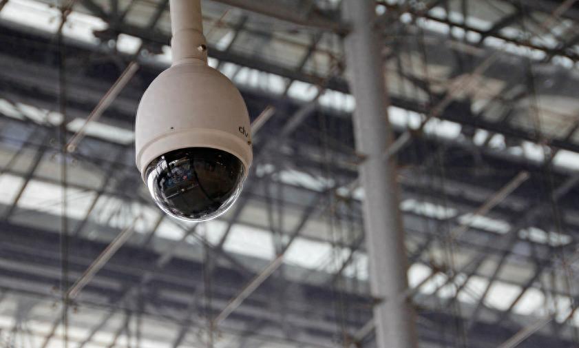 家庭监控怎么选？别再被忽悠！读懂这4个参数，比品牌更重要