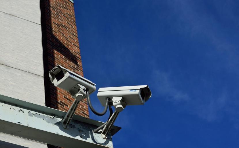 家庭监控怎么选？别再被忽悠！读懂这4个参数，比品牌更重要