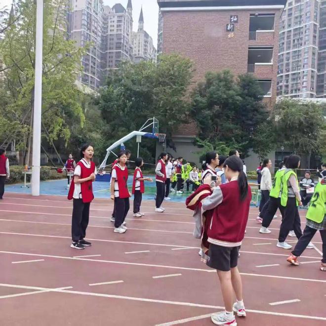 笔锋跃动，镜采青春！银初八年级语文组带你“玩转”新闻实践！