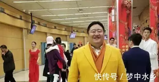 春晚不见“笑脸哥”封面独家连线：宅在家陪父母