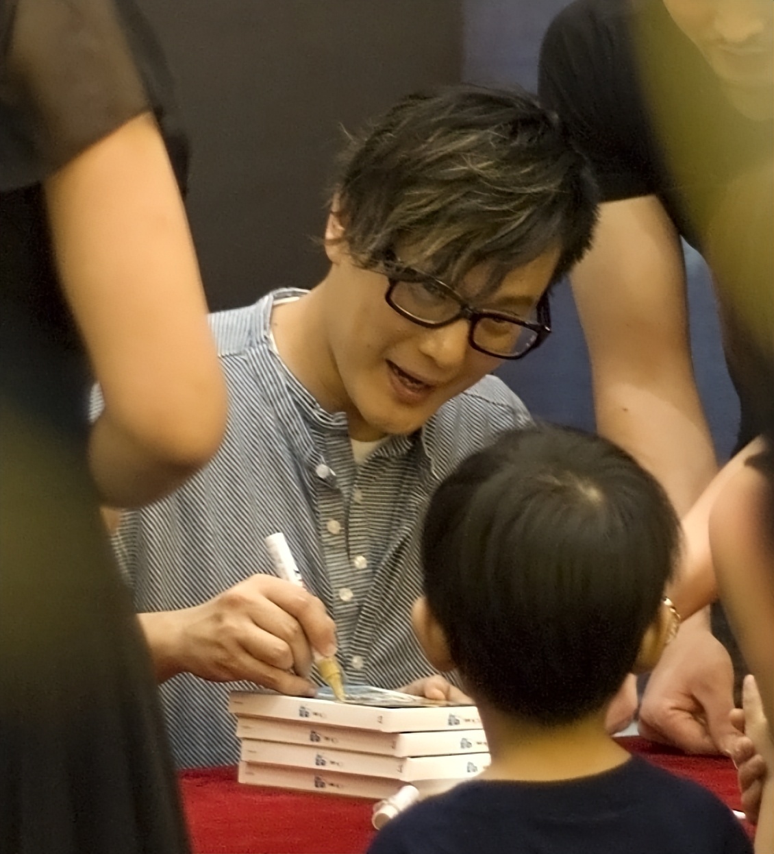 捐款30年,58岁不婚不育,张信哲落到如今这个“待遇”并不意外