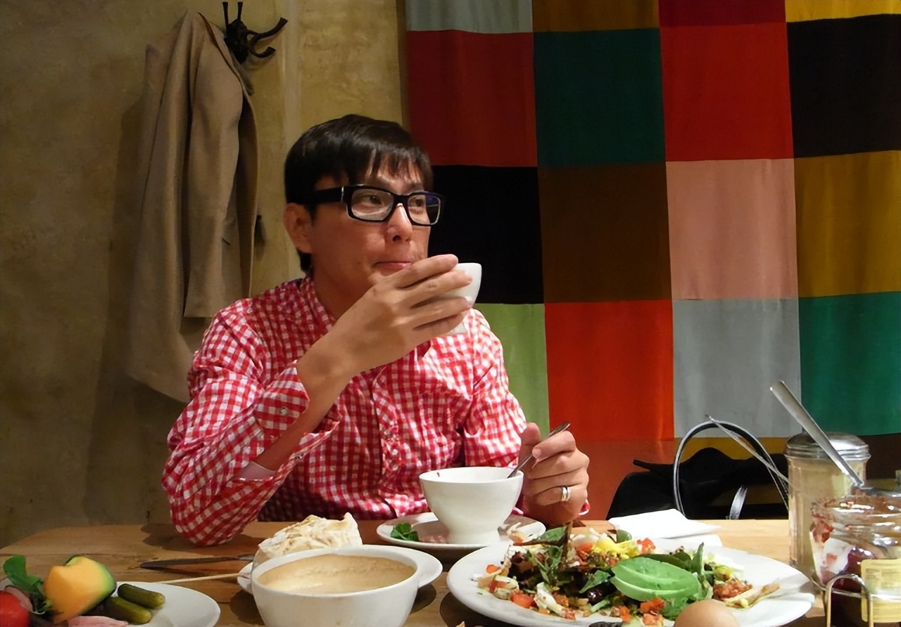 捐款30年,58岁不婚不育,张信哲落到如今这个“待遇”并不意外