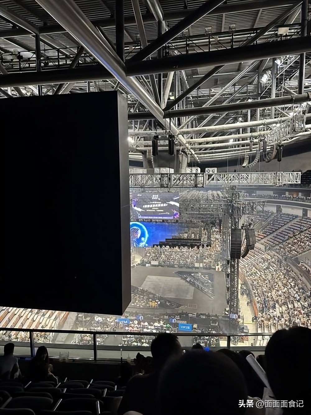 张信哲演唱会猥亵后续，知情人曝光现场视频，这一幕太令人恶心