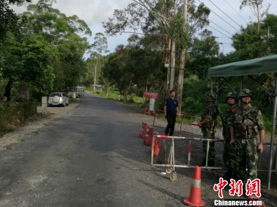 中越边境武警荷枪实弹严查过往车辆掐断走私要道