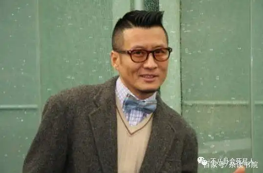 出道神似周润发，出演的角色霸占我们整个童年，今55岁靠走穴
